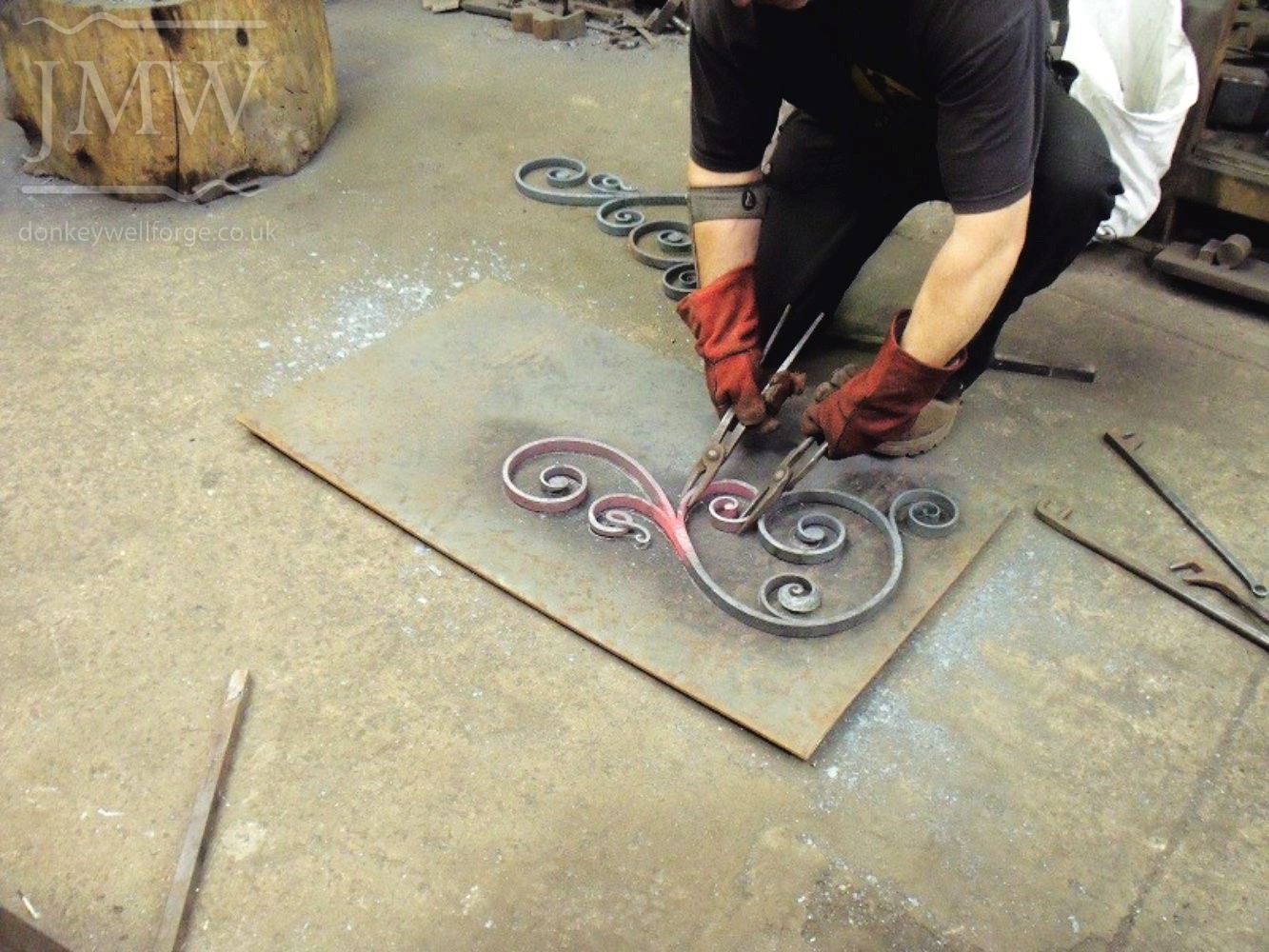 working-blacksmith-iron-decorative-scroll