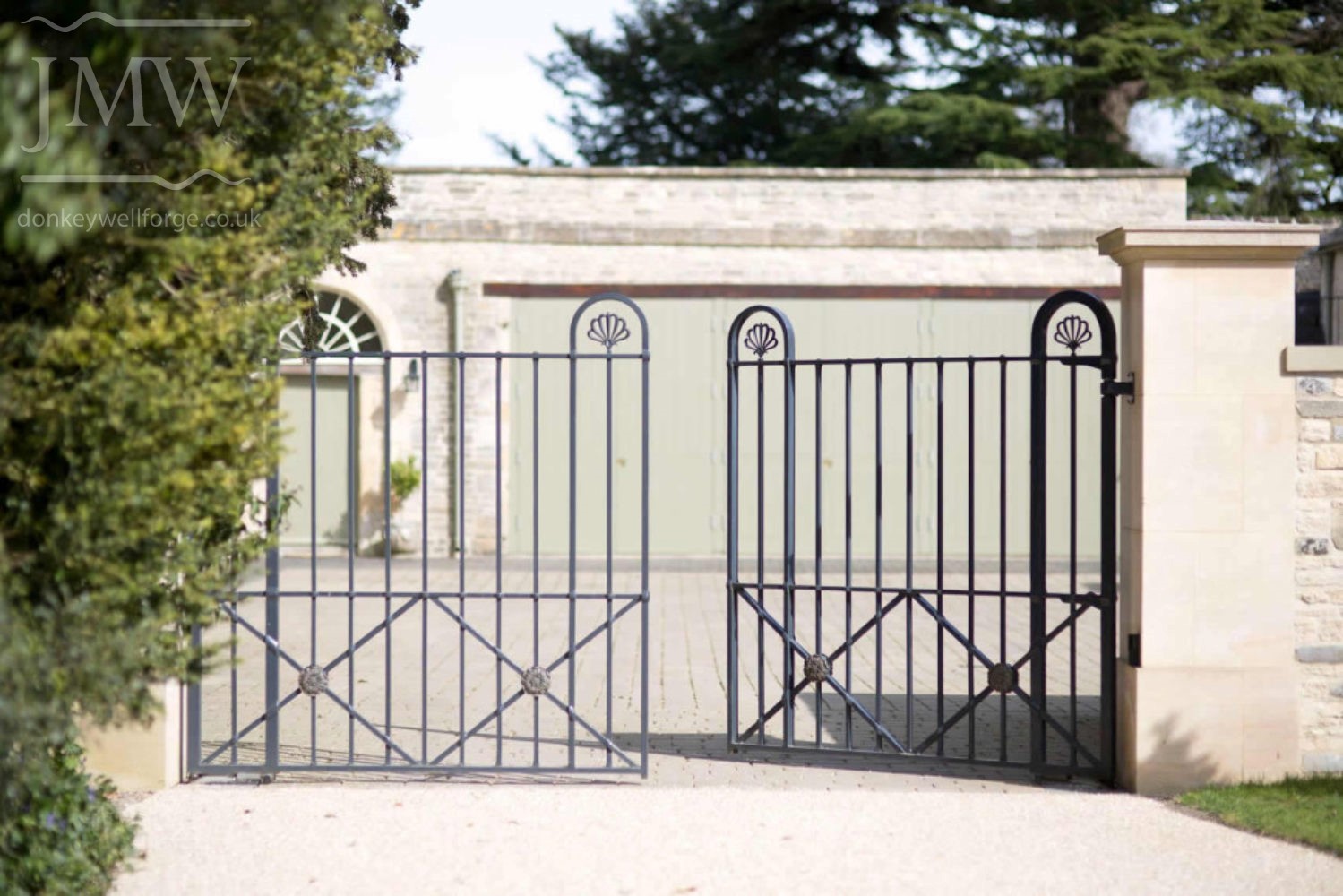 wrought-country-estate-gates-iron-blacksmith-donkeywell-forge-tennoned-riveted